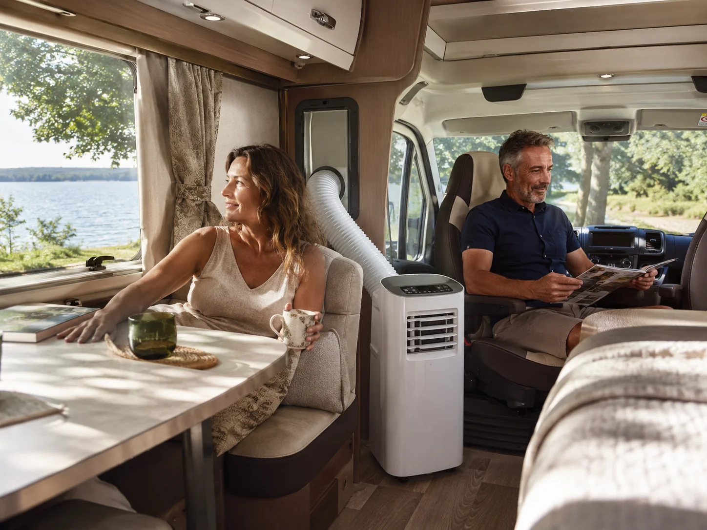 Vacanciers dans un hébergement équipé d’une climatisation mobile